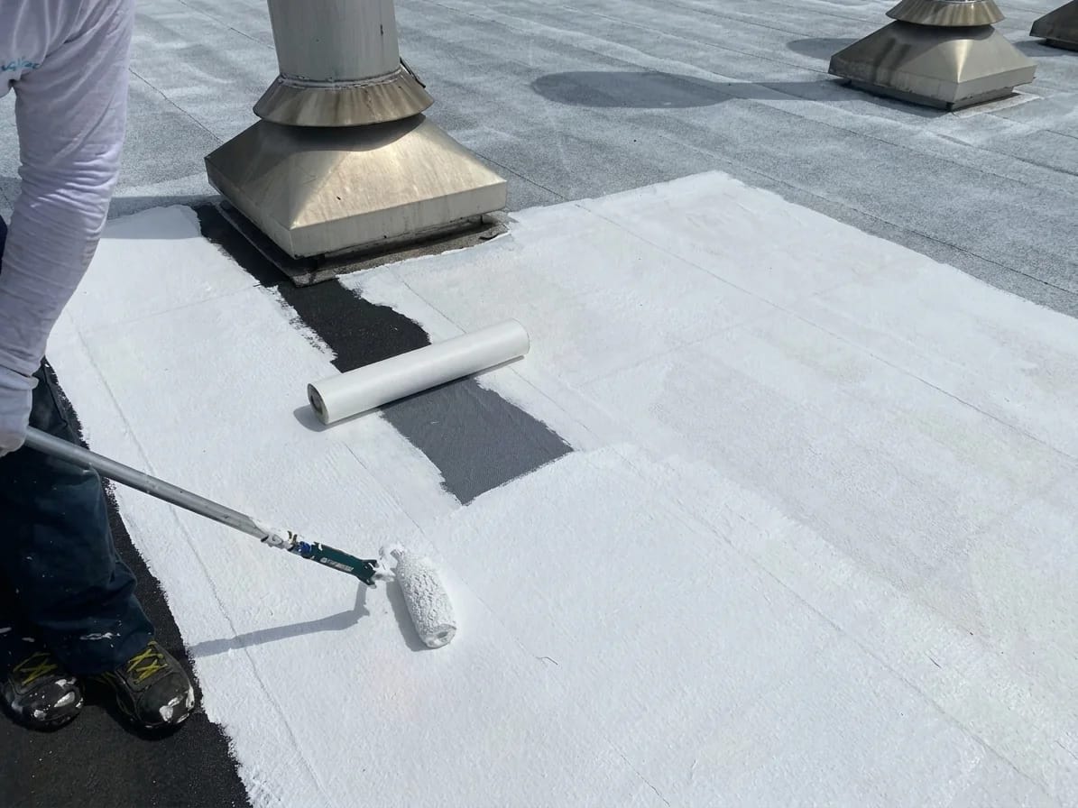 Application de CovaSeal 20 sur une toiture plate et terrasse