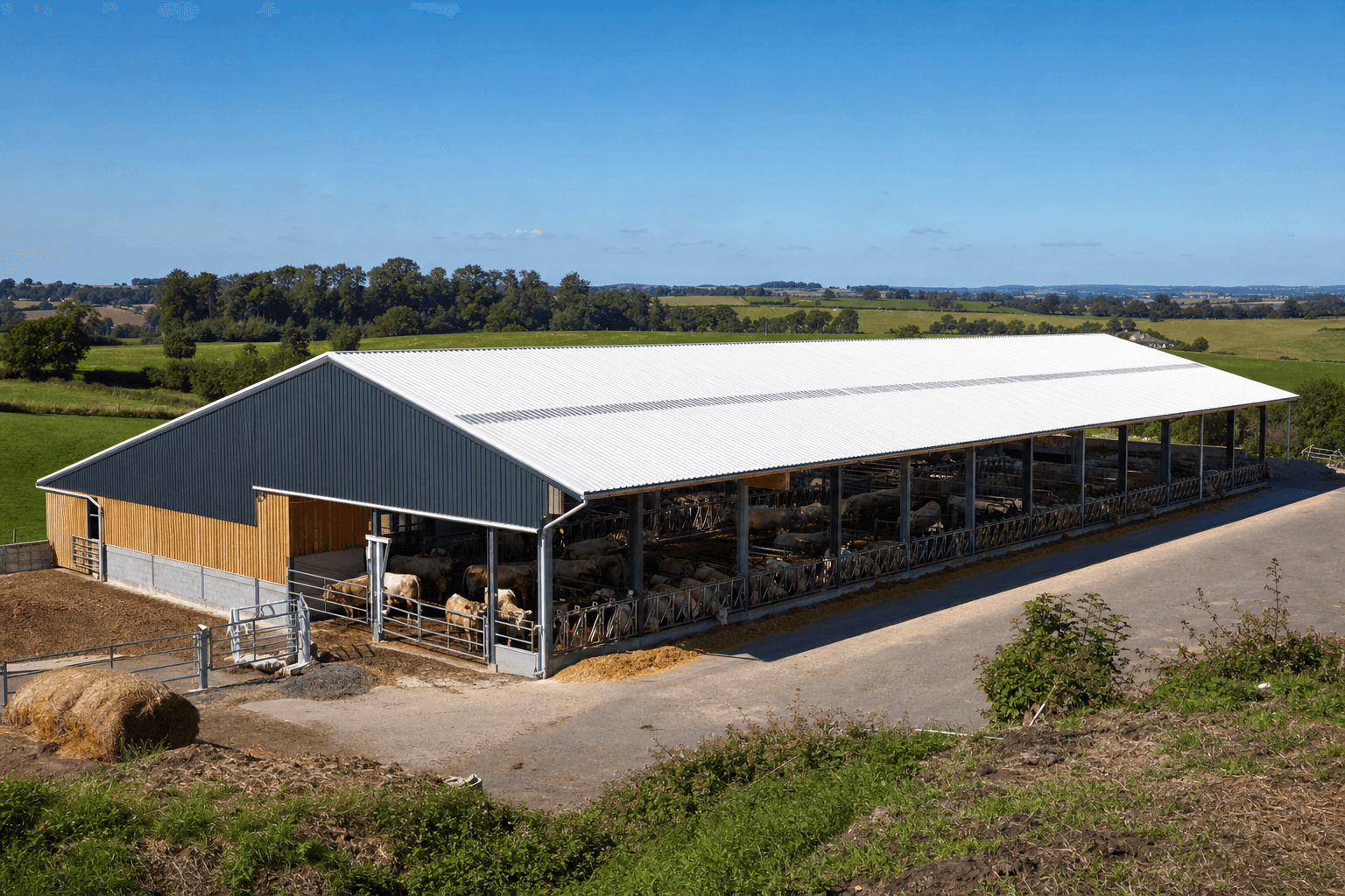 Bâtiment agricole avec toiture cool roof blanche