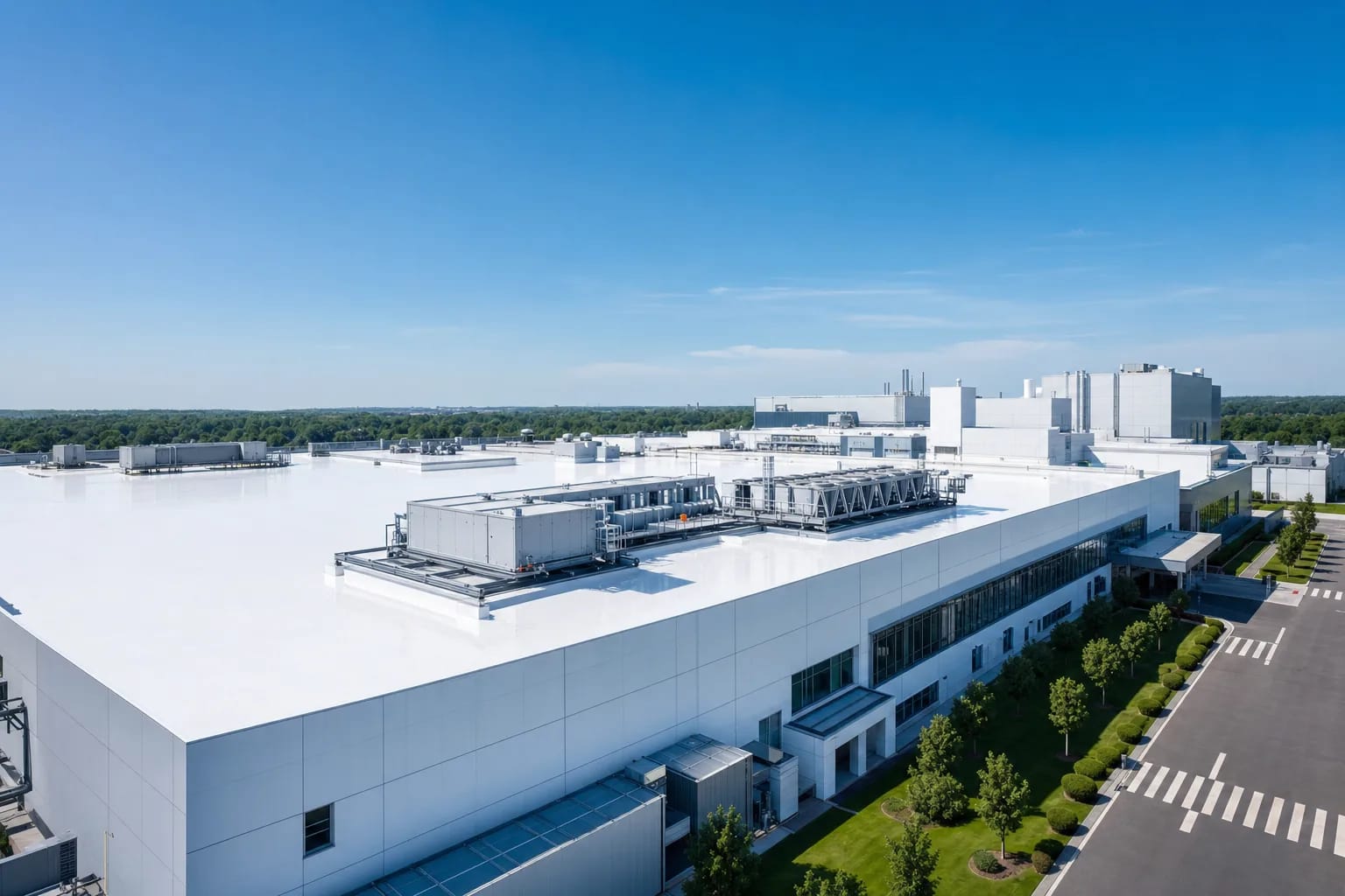 Site industriel pharmaceutique avec toiture cool roof blanche réfléchissante