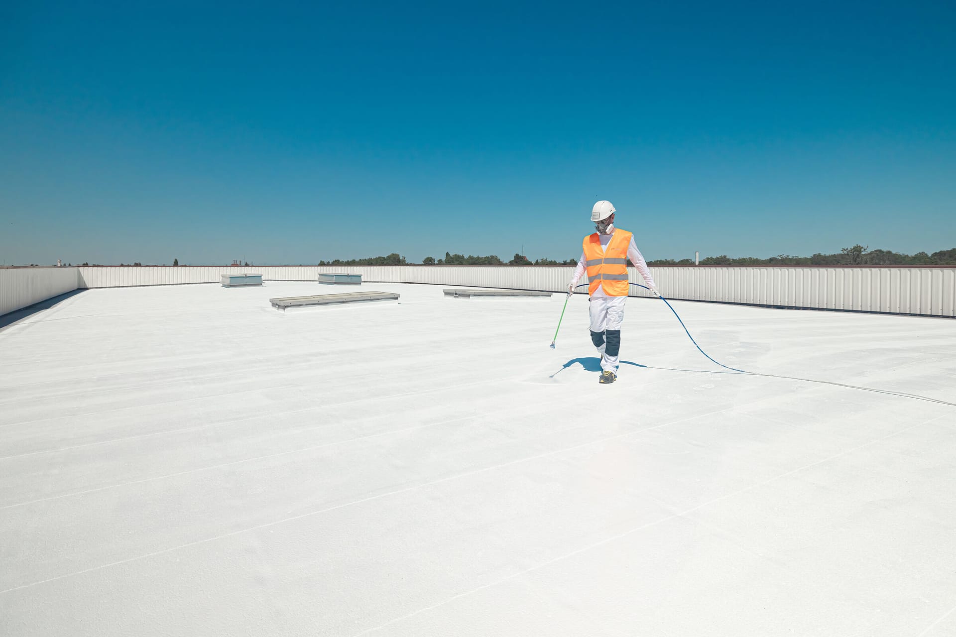 Application d'un revêtement cool roof réfléchissant sur une toiture industrielle