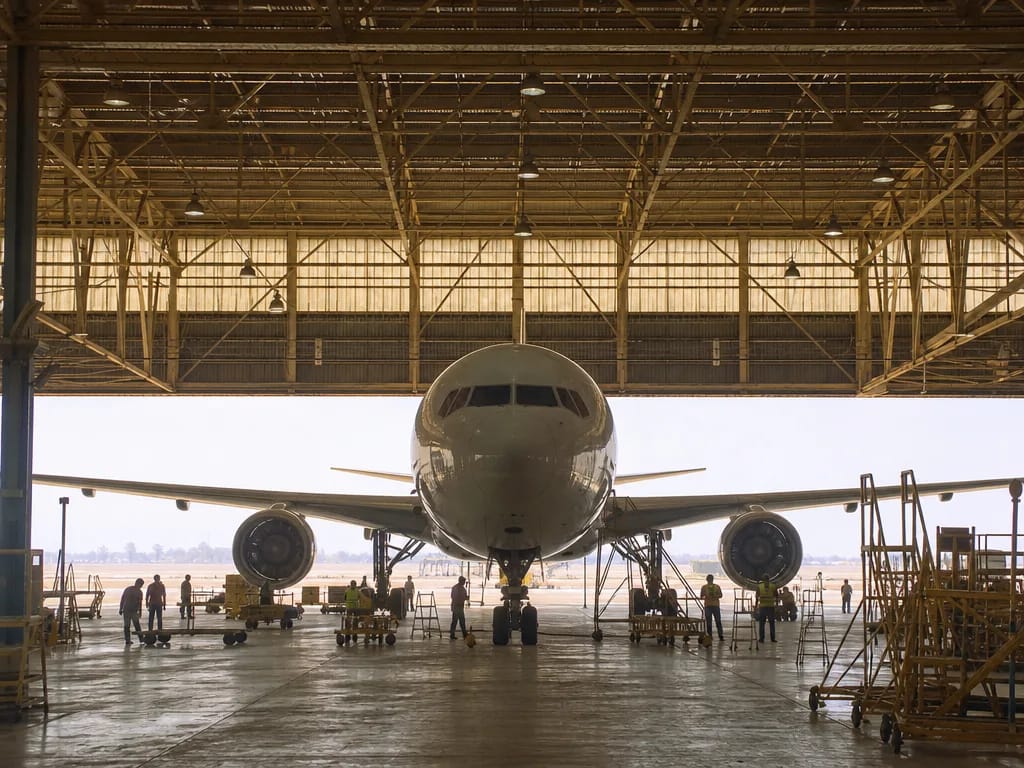 Intérieur d'un grand hangar aéronautique surchauffé