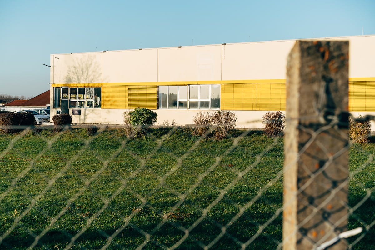Revêtement réflectif CovaTherm appliqué sur une toiture professionnelle