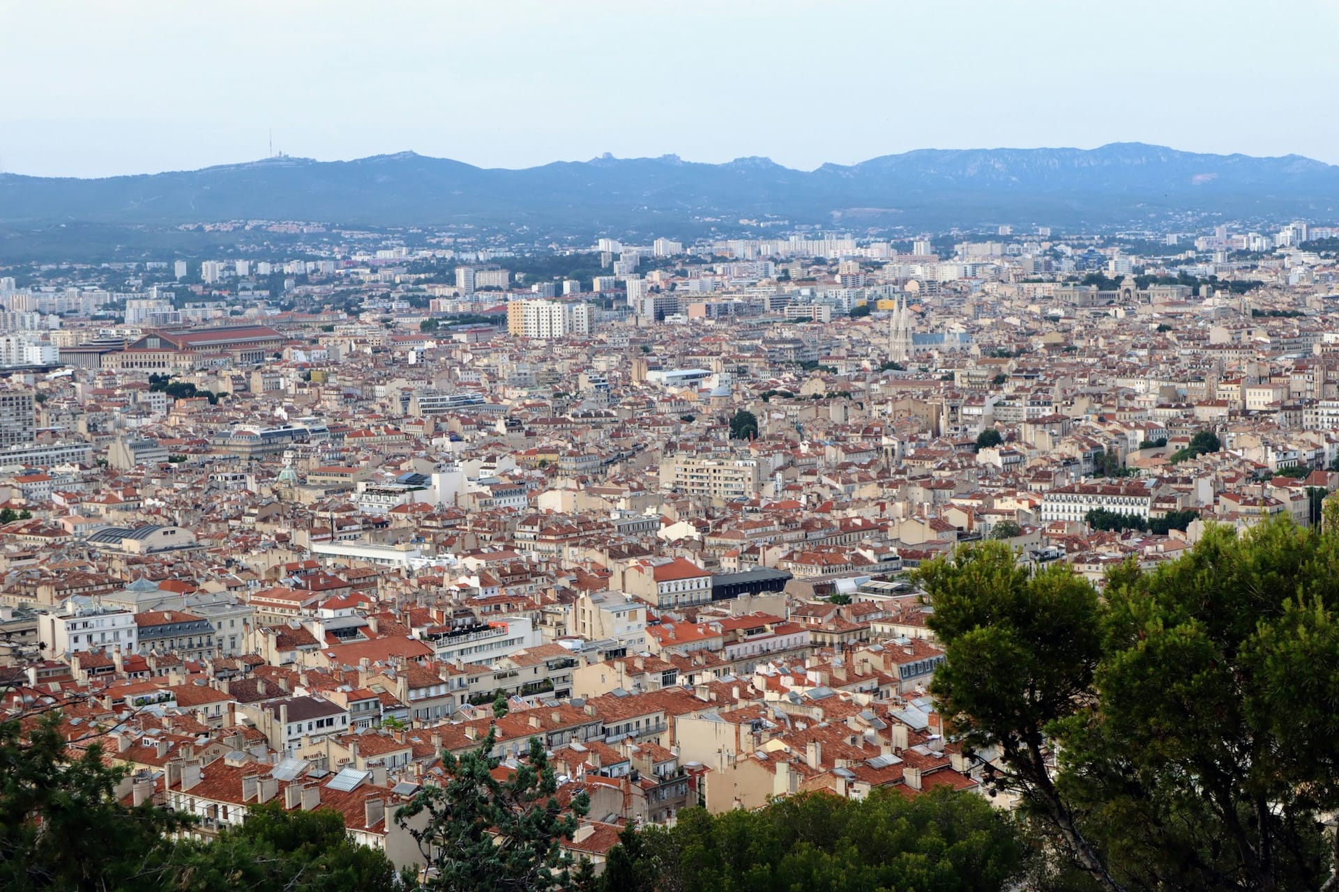 Panorama urbain de Marseille avec reliefs en arrière-plan