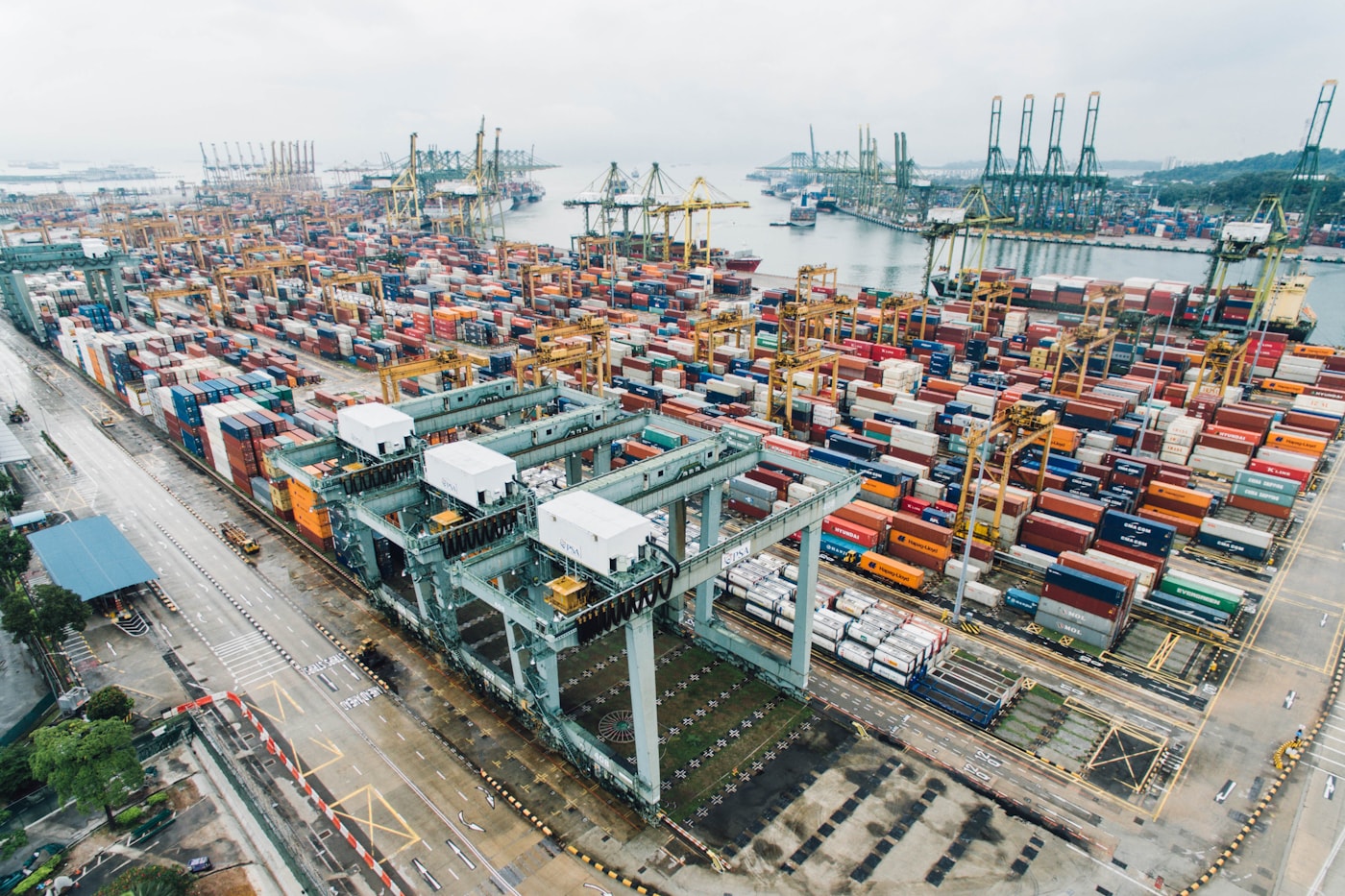 Terminal intermodal avec conteneurs sur quai