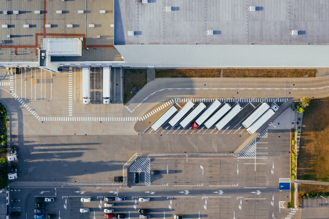 Zone logistique avec quais et camions vue du ciel