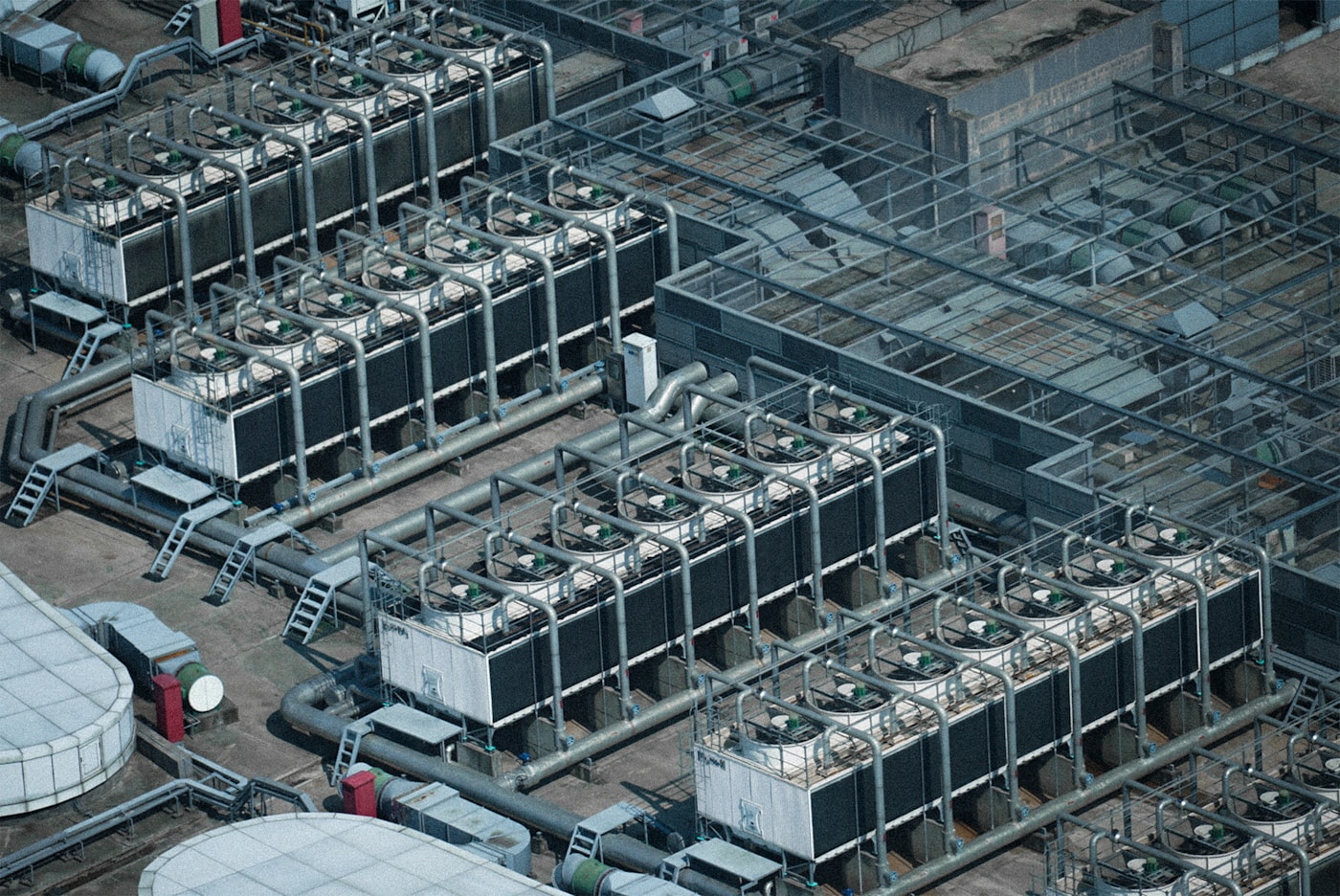 Installations techniques et cuves sur un site industriel