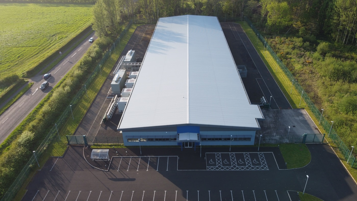 Grand bâtiment logistique vu du ciel