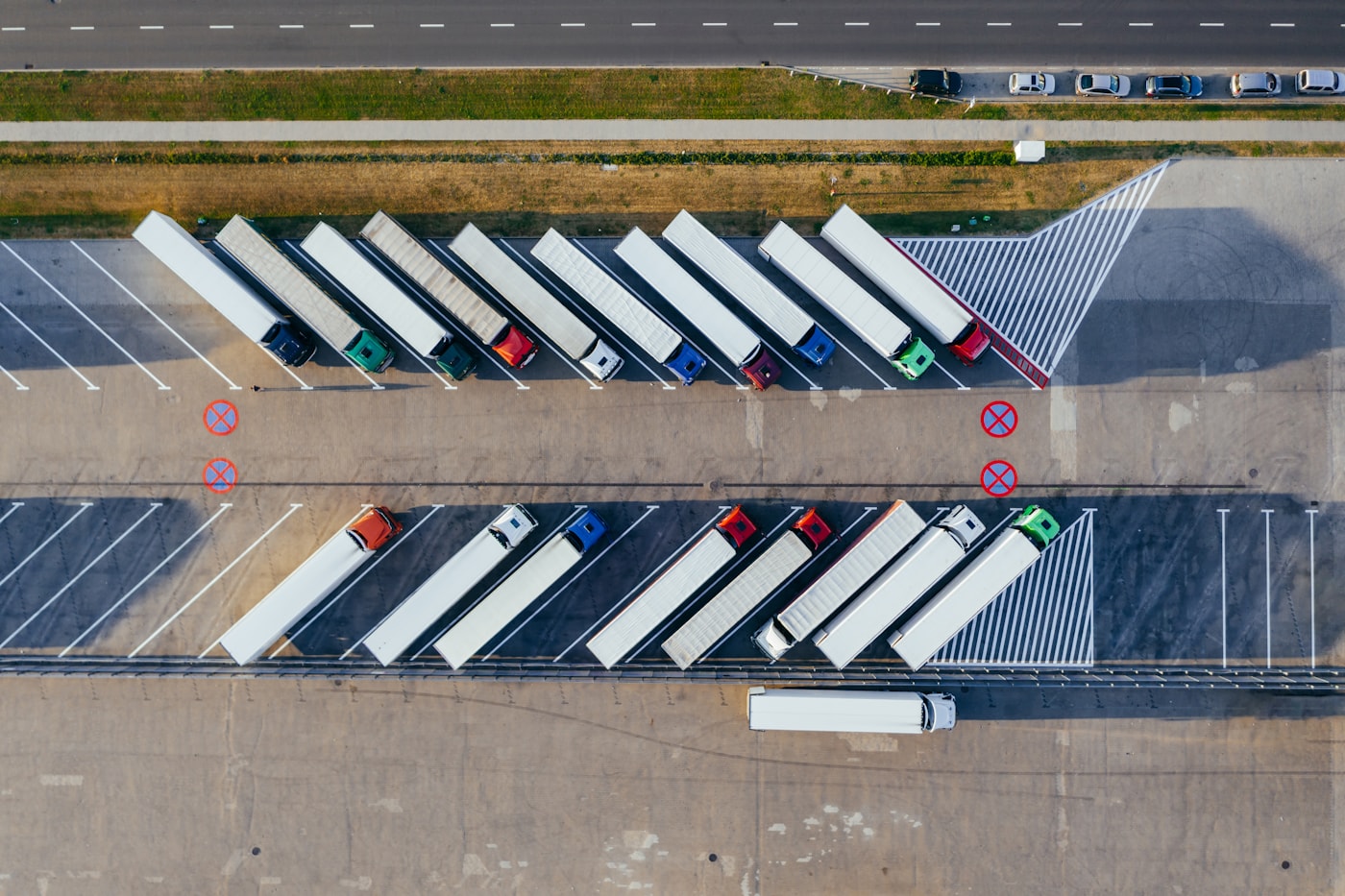 Camions stationnés sur une plateforme logistique