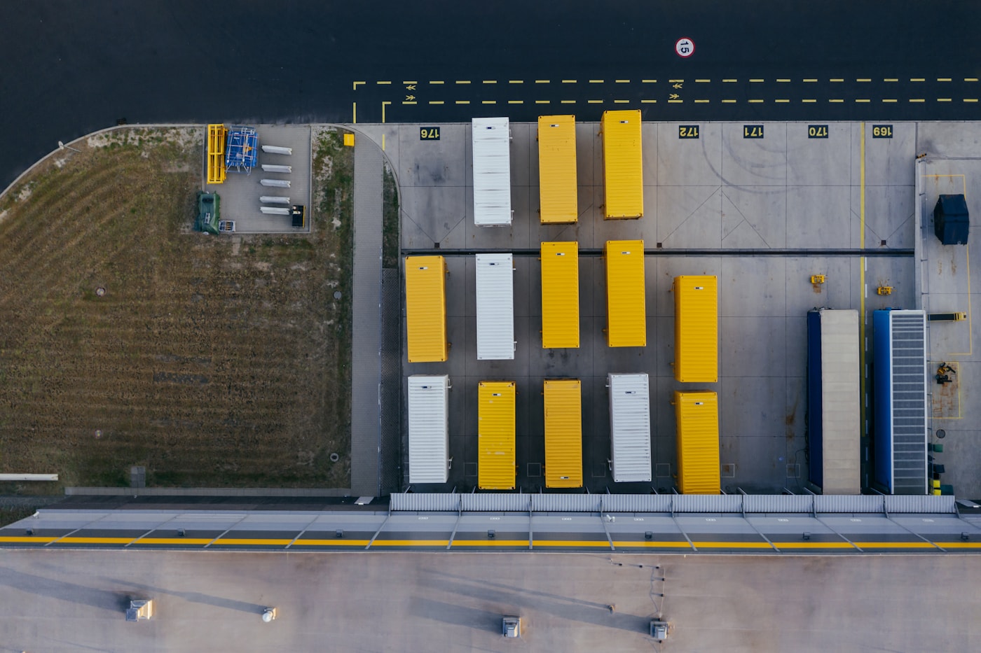 Conteneurs et remorques dans une zone de distribution