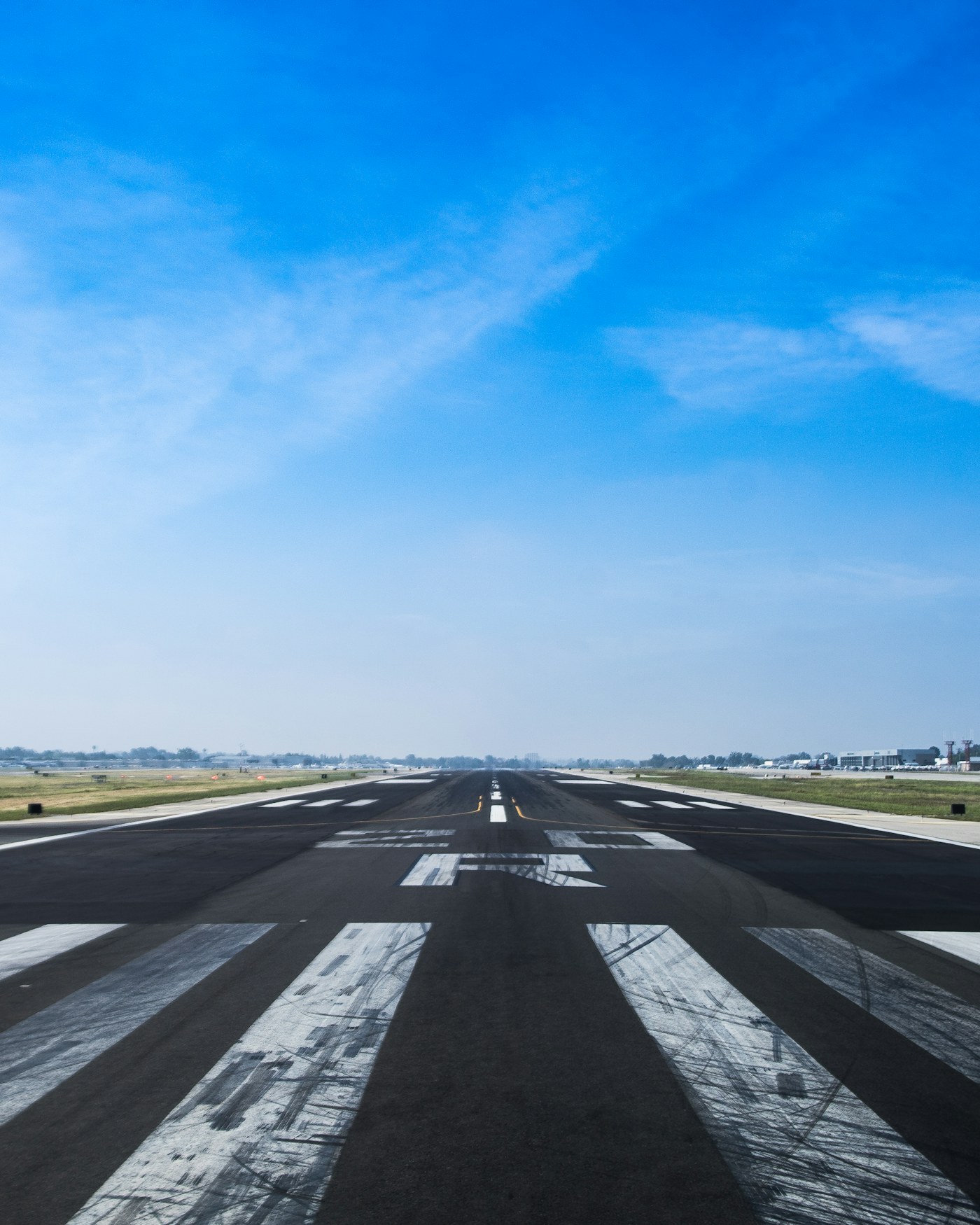 Piste aéroportuaire sous un ciel clair