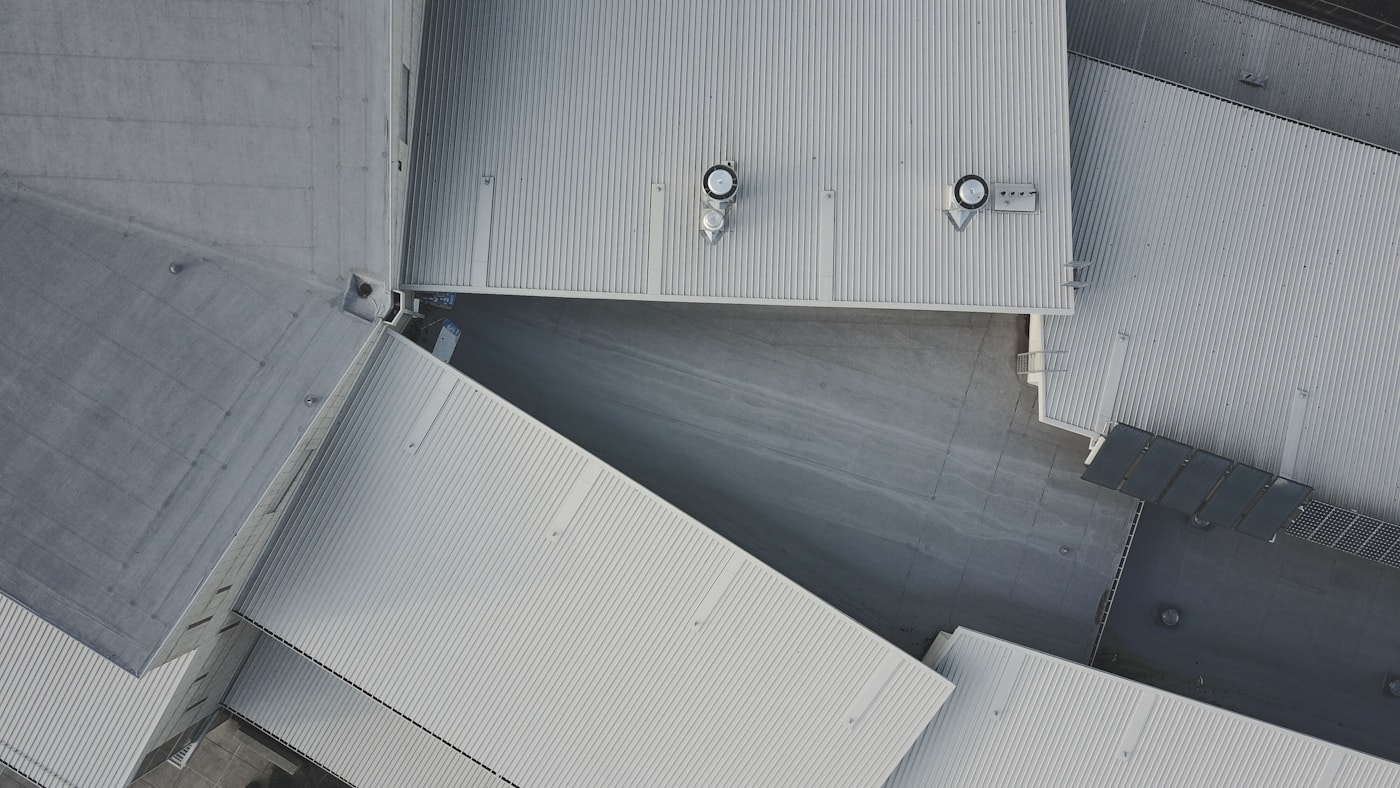 Toitures industrielles claires vues par drone