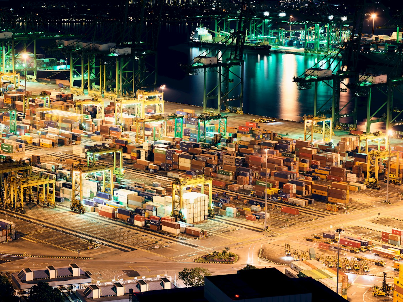 Port industriel et navires vus de nuit
