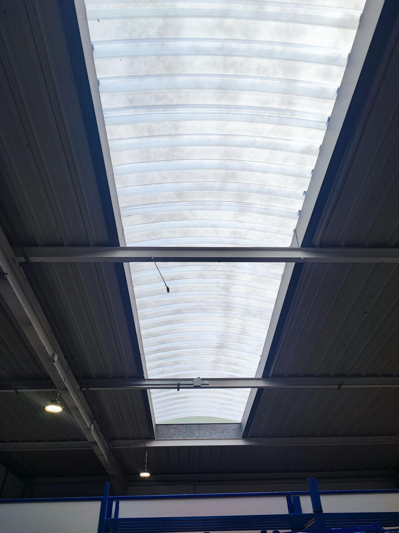Lanterneau traité avec CovaTherm Light : lumière naturelle préservée, éblouissement supprimé, gain de 5°C en moyenne
