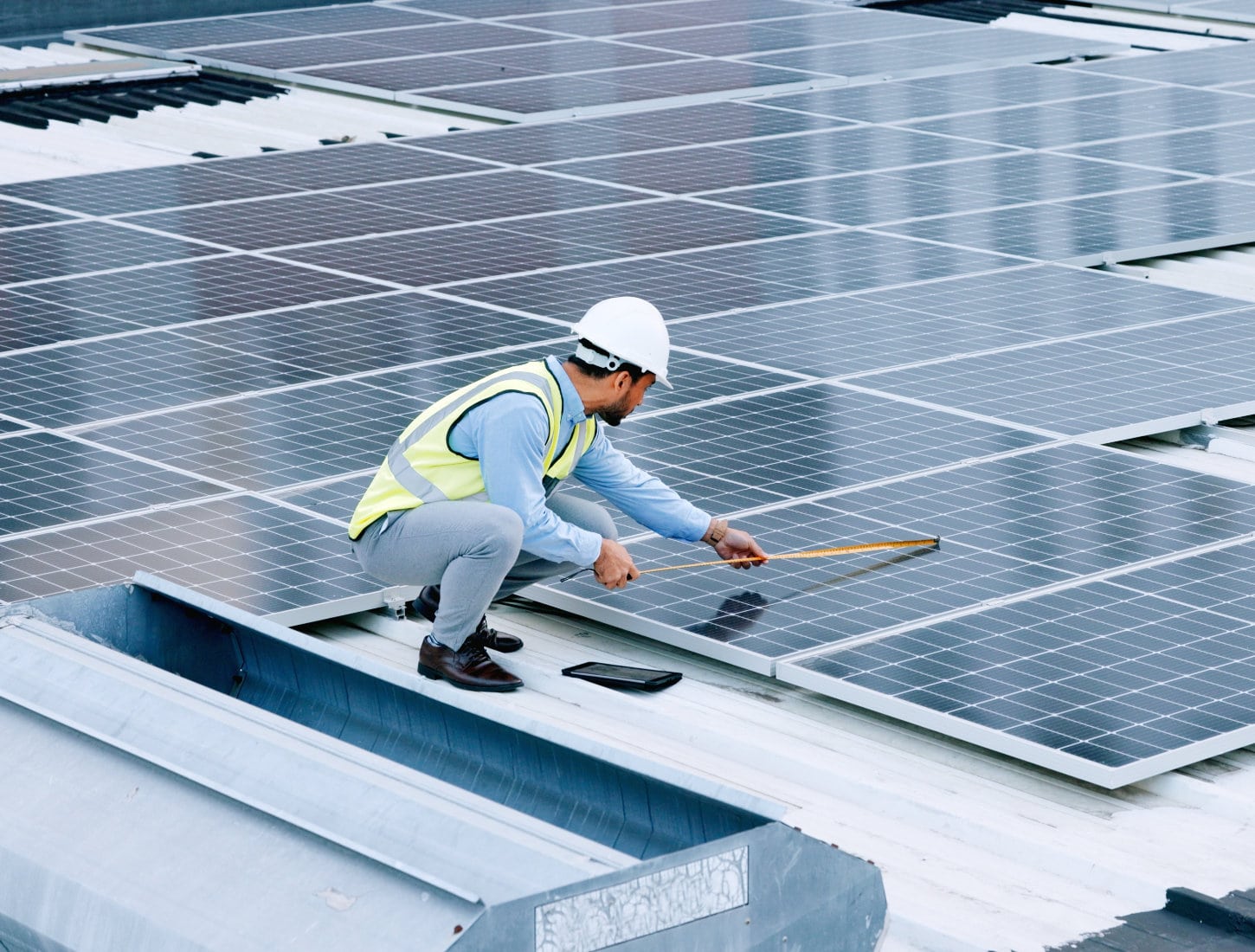 Panneaux solaires sur toit plat : ce qu'il faut savoir