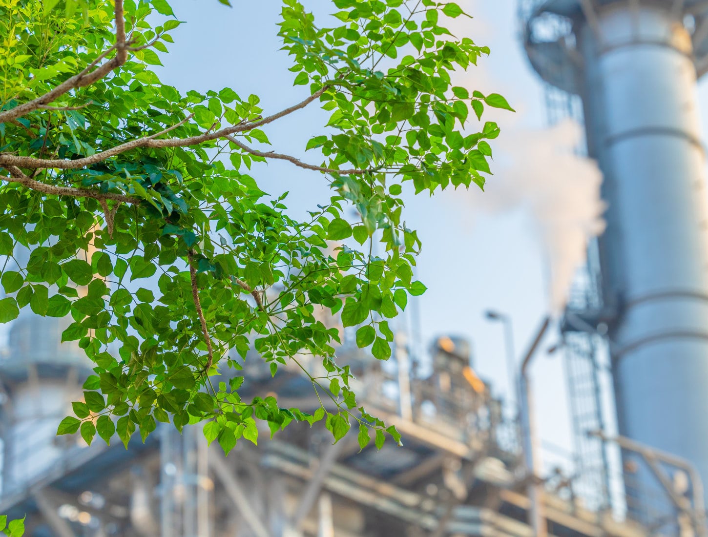 Décarbonation de l'industrie : avantages, cadre réglementaire et leviers concrets