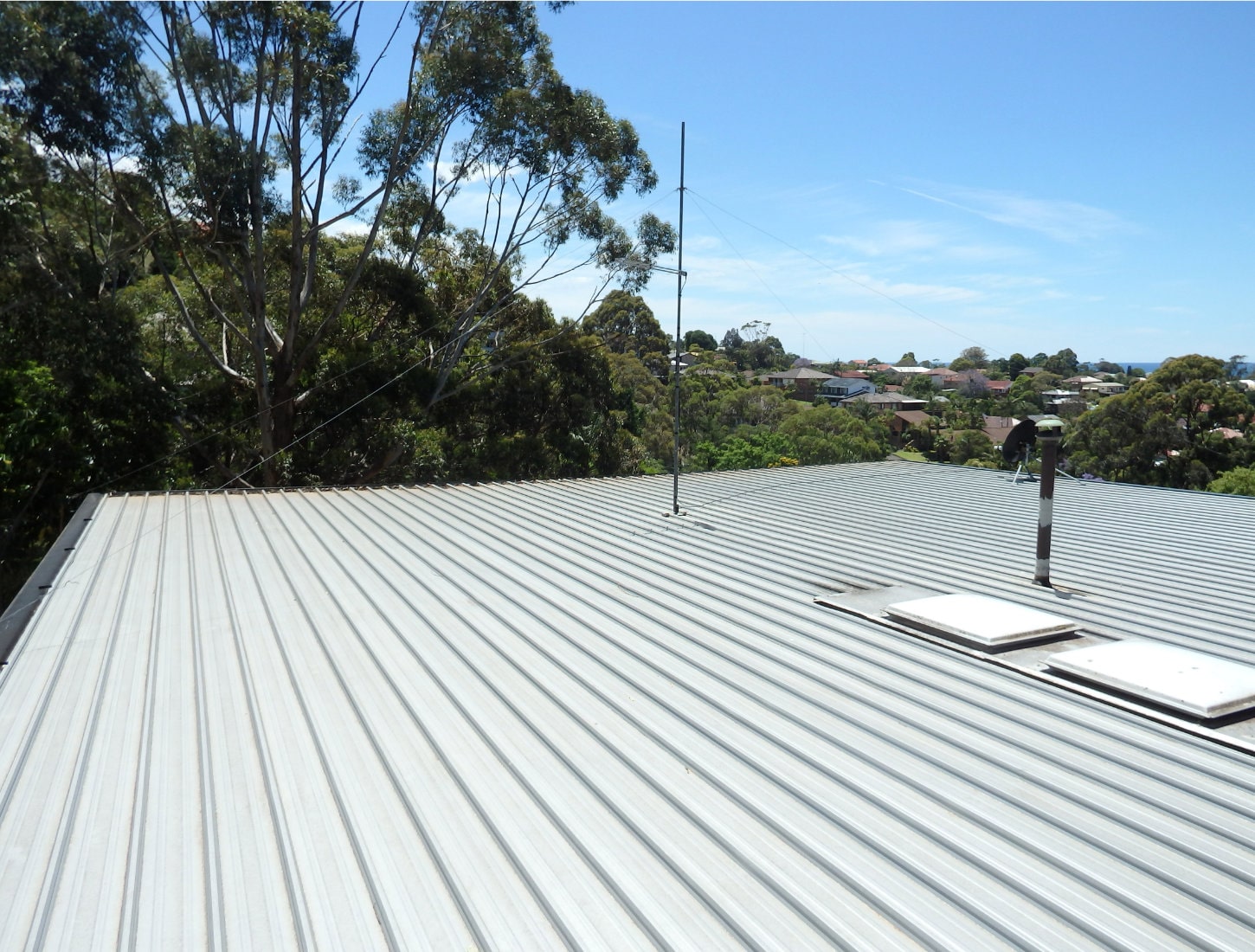 Alternative à la solar paint : la solution réfléchissante mature pour les toitures professionnelles